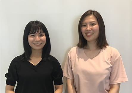 女性専任営業チームの2人の笑顔の画像
